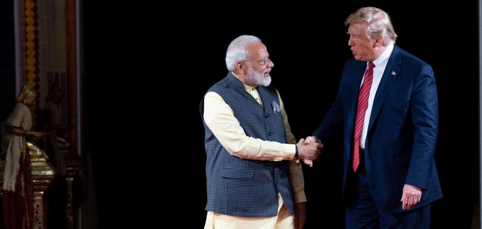 Ілюстрація - Нарендра Моді і Дональд Трамп тиснуть руки