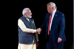 Ілюстрація - Нарендра Моді і Дональд Трамп тиснуть руки