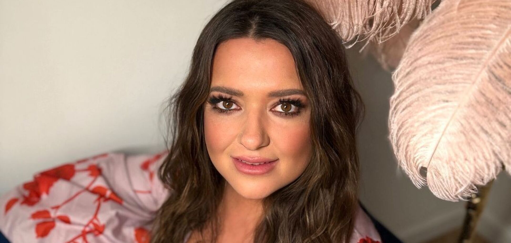 В бассейне и без яркого макияжа: 50-летняя Наталья Могилевская появилась на обложке журнала ELLE