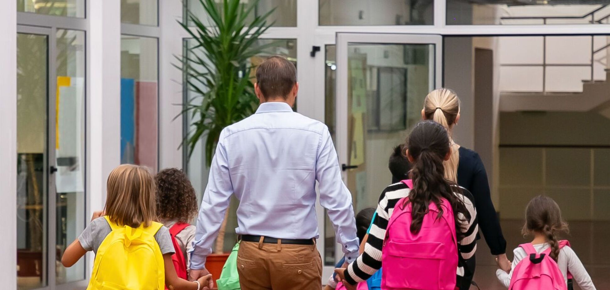 Мало каникул, строгий контроль и учебники за 700 евро: украинка рассказала интересные факты о школах в Испании