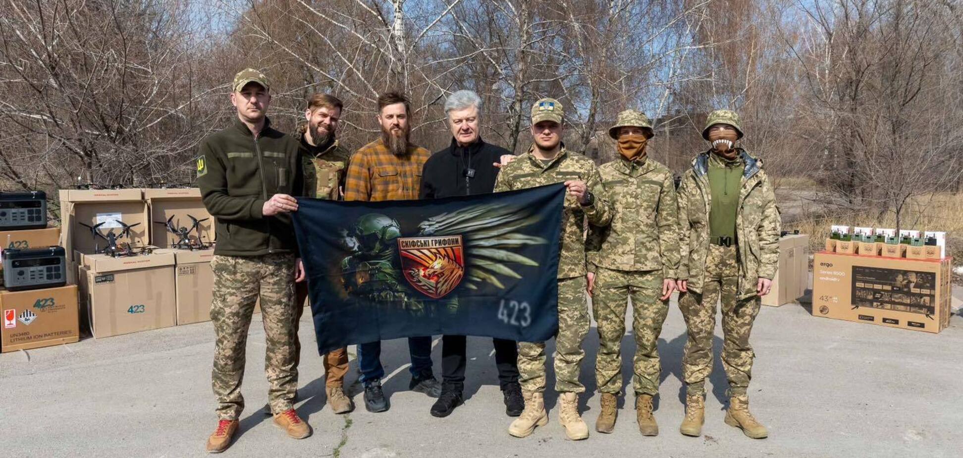 Попри всі перешкоди приїхали до своїх: Порошенко привіз 'Скіфським грифонам' дрони та засоби РЕБ