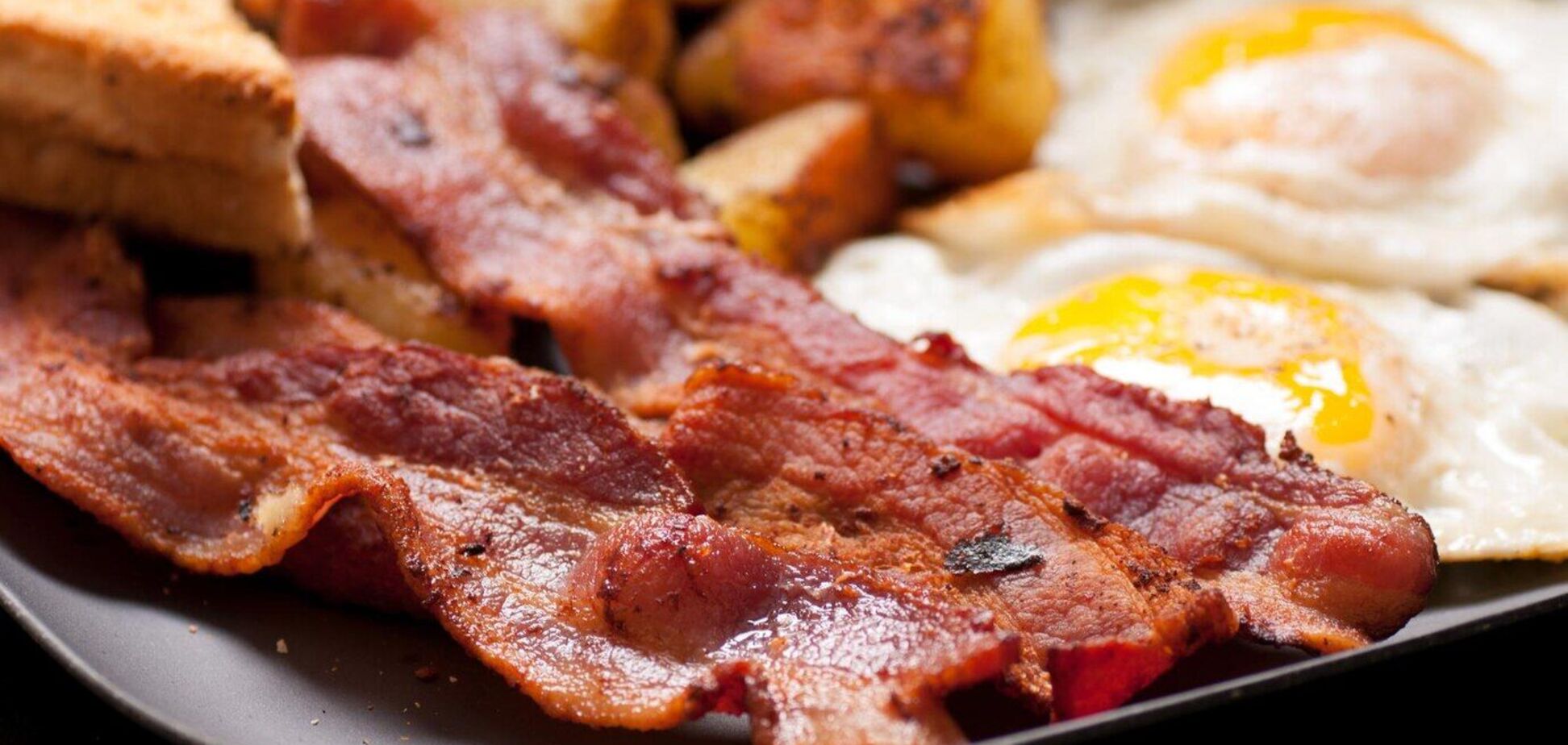 Как приготовить бекон без масла: будет идеально хрустящим