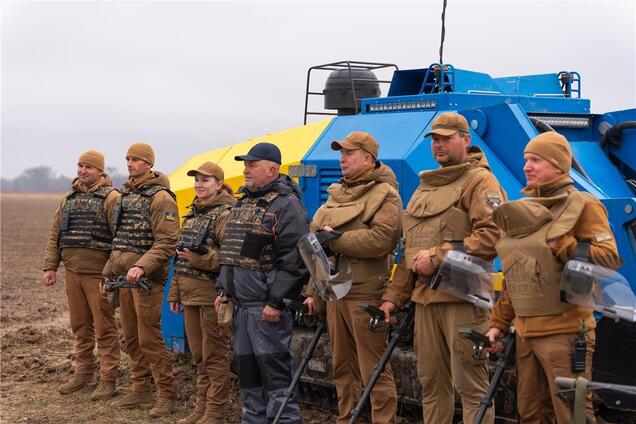 Покрывает до 5 га в день: в Украине испытывают новую отечественную дистанционно управляемую систему разминирования. Фото и видео