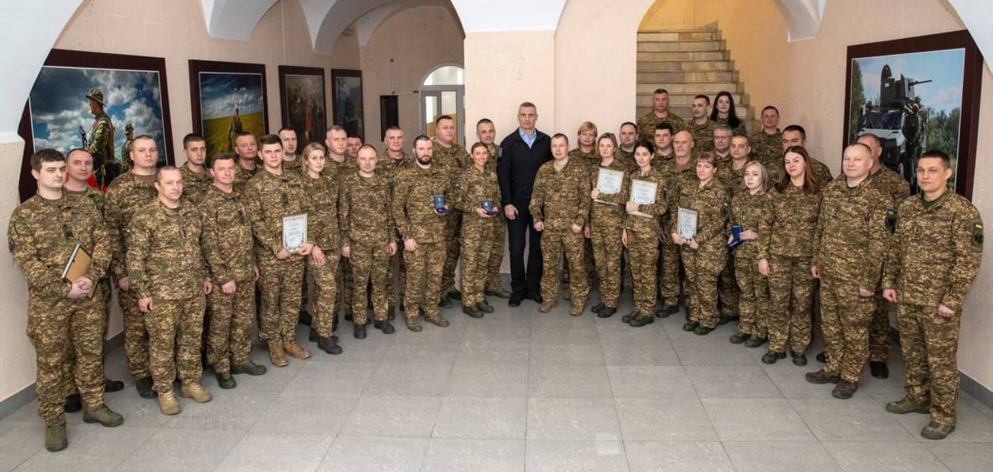 Оказывают поддержку с неба по всей линии фронта: Кличко вручил нацгвардейцам медали. Фото