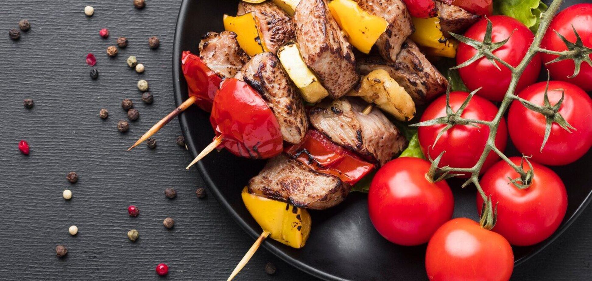 Як приготувати соковитий шашлик в духовці на вечерю: подайте зі смачною маринованою цибулею