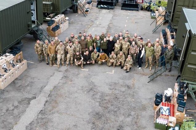 Порошенко привіз допомогу десяти бригадам на східному фронті на 40 млн грн