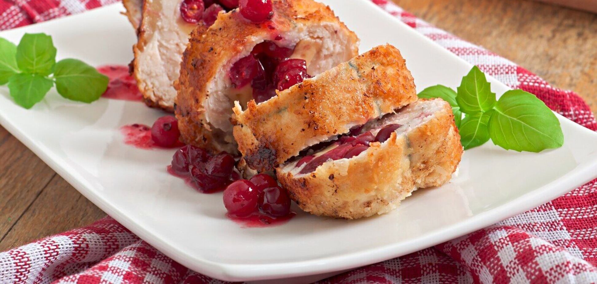 Сочные куриные рулетики с ананасами на ужин: хватит на всех