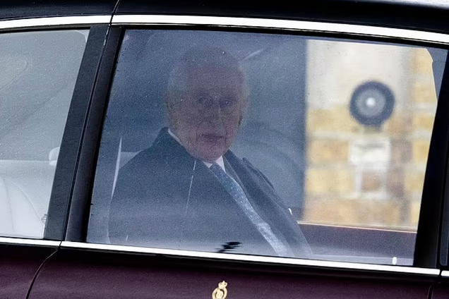 Короля Чарльза III, борющегося с раком, госпитализировали из-за побочной реакции на лечение: в каком состоянии монарх