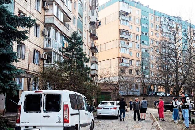 Воронка, выбитые окна и разрушения: появились фото последствий удара России по Кривому Рогу