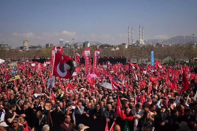 В Турции снова вспыхнули массовые протесты: в Стамбуле на улицы вышли тысячи человек. Фото и видео
