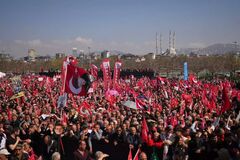 В Турции снова вспыхнули массовые протесты: в Стамбуле на улицы вышли тысячи человек. Фото и видео