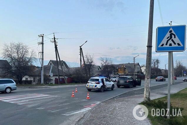 Під Києвом легковик на переході збив двох пішоходів. Подробиці ДТП та фото