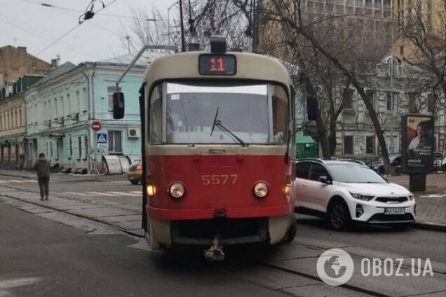 В Киеве на Подоле трамвай сошел с рельсов и протаранил легковушку. Подробности, фото и видео