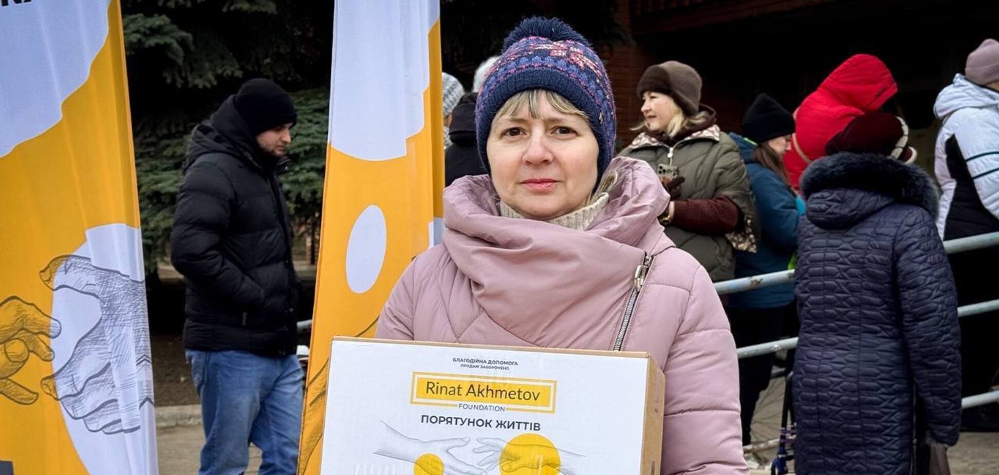 Фонд Рината Ахметова за три месяца зимы передал более 200 тонн помощи в города на линии огня и для переселенцев