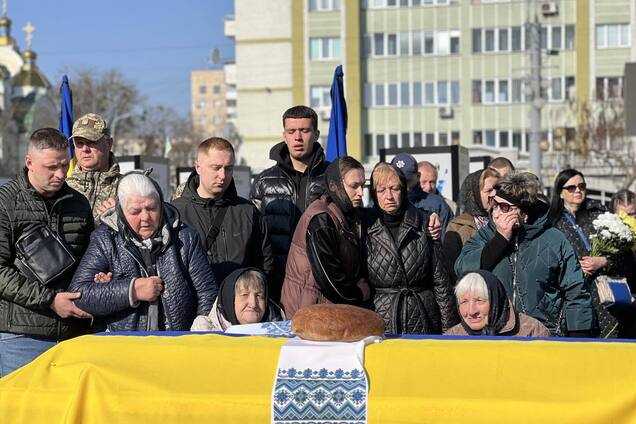 Вийшов на пенсію, але повернувся на війну: у Рівному попрощалися зі штаб-сержантом Ушловим