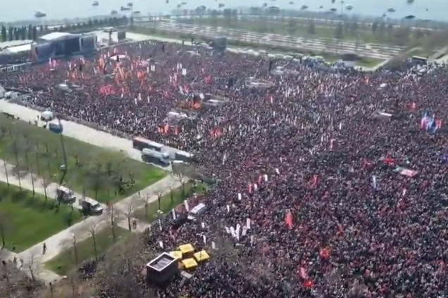 На вулиці вийшли понад 2,2 млн осіб: мережу вразили відео протестів у Стамбулі