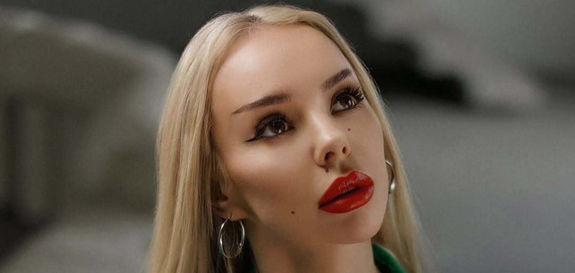 СолоХа во время концерта призналась, что беременна в третий раз: как выглядят две дочери певицы