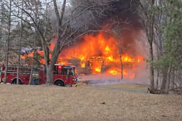 В США самолет упал на жилой дом: пассажиры погибли. Видео