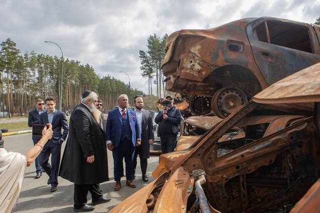 'Увиденное глубоко поразило его': духовный советник Трампа посетил Бучу, Ирпень и Бородянку. Фото