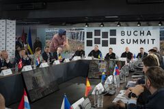 'Россия должна отвечать за эту войну': Зеленский в годовщину освобождения Бучи призвал к восстановлению справедливости. Видео