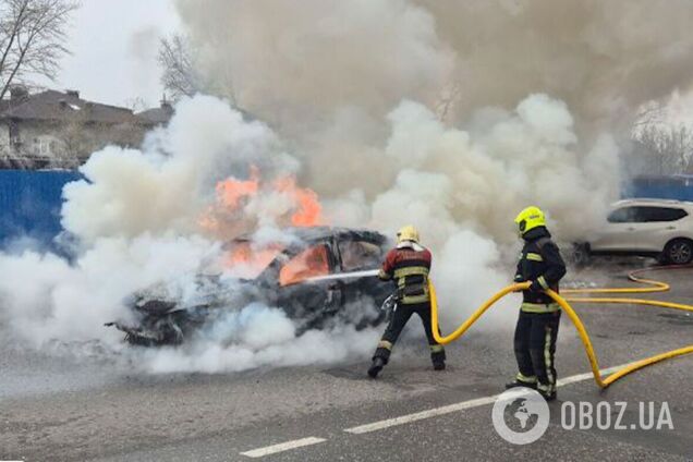 В Киеве на Осокорках во время движения загорелась легковушка. Подробности, фото и видео