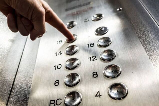 В Киеве подросток три часа просидел в лифте вместе со своими собаками. Подробности и фото