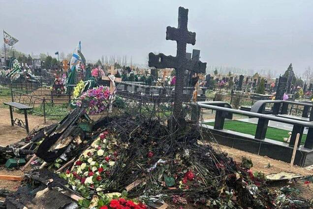 В окупованому Криму підпалили могили російського пропагандиста і ще трьох загарбників. Фото