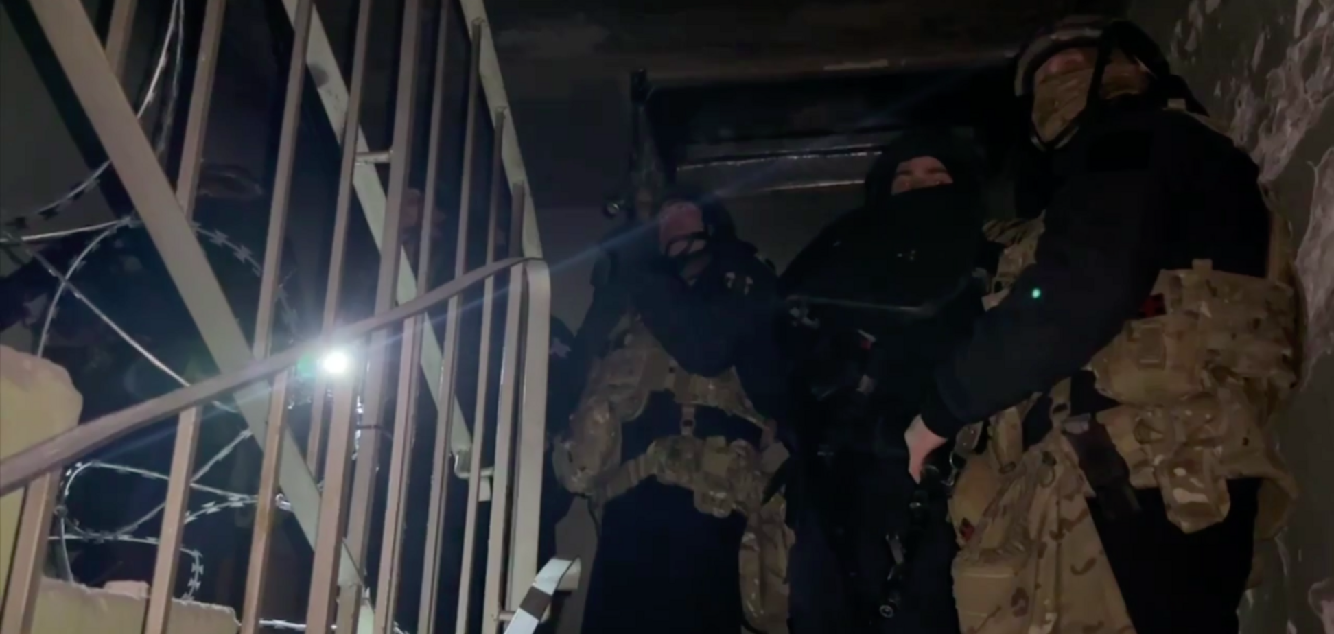 У Мурманську невідомий відкрив стрільбу по вікнах і автівках: чоловіка нейтралізували. Відео