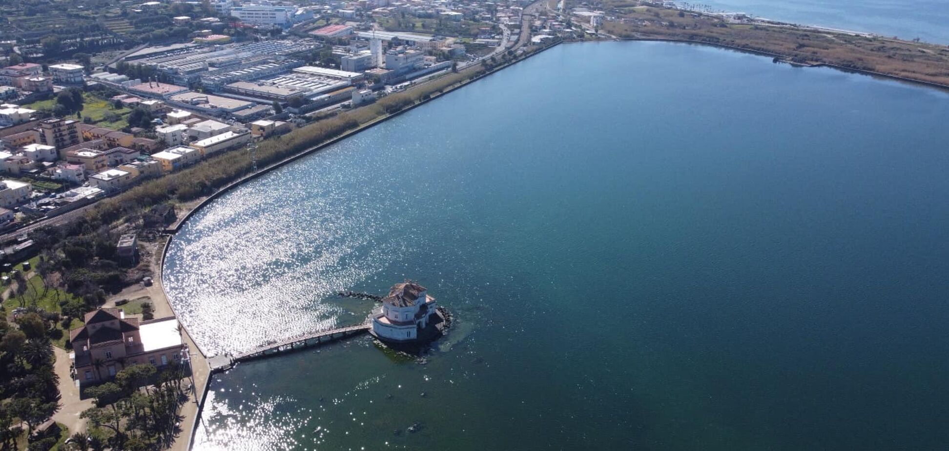 Древняя римская вилла выплыла из озера в Италии. Фото