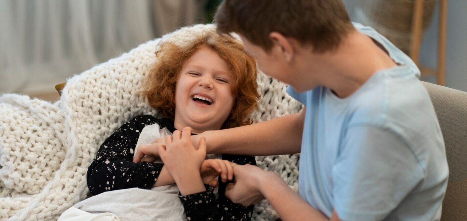 Почему люди не смеются, когда щекочут самих себя? Объяснение нейробиолога