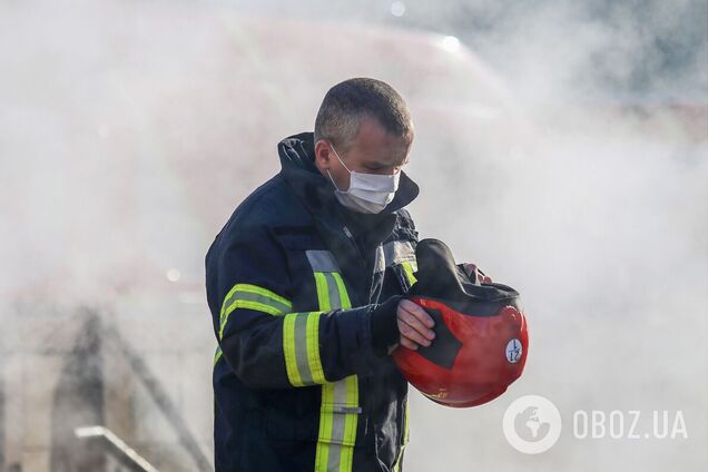В центре Киева во время движения загорелась легковушка. Подробности ЧП и видео