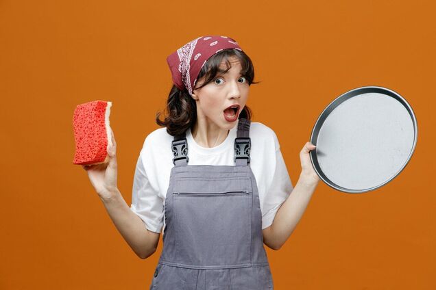 Це рай для бактерій. Вчені розповіли, як часто слід змінювати кухонну губку