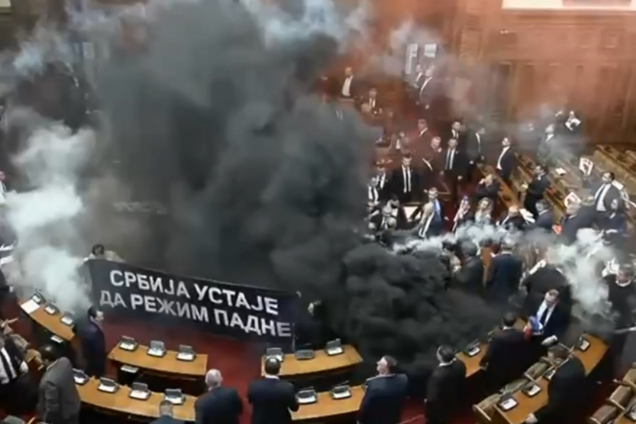 Бросали дымовые шашки: в парламенте Сербии произошла потасовка, среди пострадавших – беременная депутат. Фото и видео