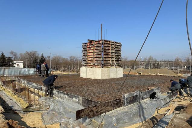 В Мариуполе монумент российским захватчикам хотят возвести до 9 мая: работы продолжаются. Фото