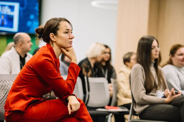 'Несколько недель ревела по ночам': преподавательница из Киева рассказала о сексистских намеках от руководителя и потере работы