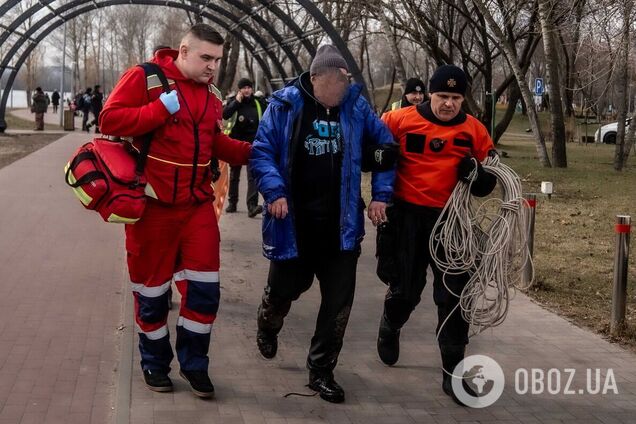 В Киеве неравнодушные люди спасли провалившегося под лед рыбака. Подробности, фото и видео