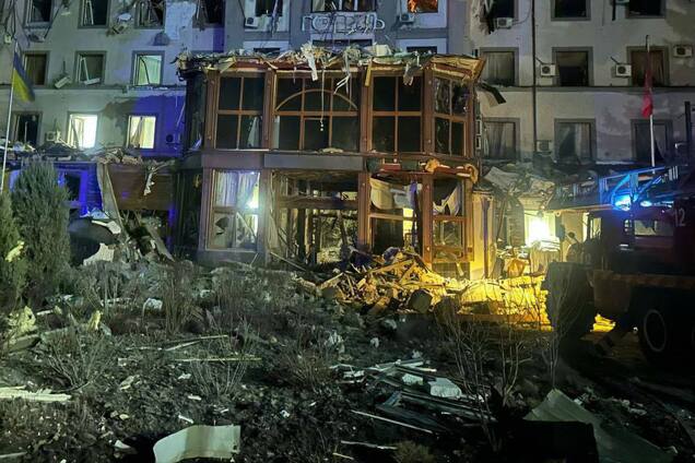 Россияне ударили баллистикой по гостинице в Кривом Роге: есть жертвы и тяжело раненые. Фото