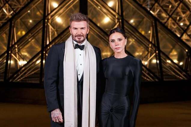 Вікторія Бекхем приголомшила вибором сукні для побачення з чоловіком у Парижі. Фото