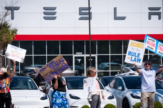 Протести проти Ілона Маска та під будівлею сервісного центру Tesla