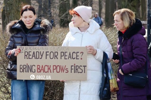 Сначала освободить пленных, а затем подписывать соглашения: в Киеве под посольством США начался митинг украинцев. Фото