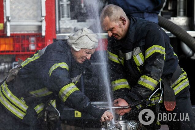 Кожне життя важливе: у Києві на Троєщині бійці ДСНС під час пожежі врятували жінку та її котика. Фото