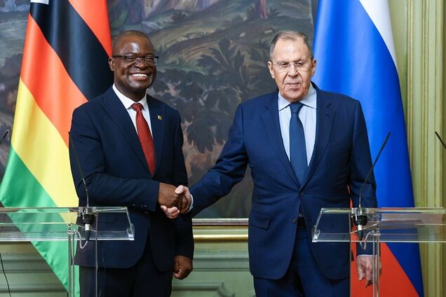 'Росіяни на знак протесту спалять Москву?' Лавров назвав Наполеона і Гітлера попередниками Макрона і був висміяний у мережі. Відео