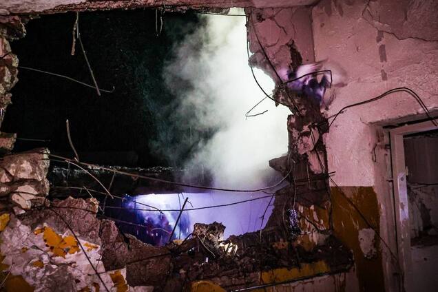 У Харкові дрон влучив у житлову багатоповерхівку: виникла пожежа, є постраждалі. Фото й відео