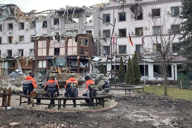 Баллистическая атака России по отелю в Кривом Роге: количество жертв выросло, десятки человек ранены. Фото и видео