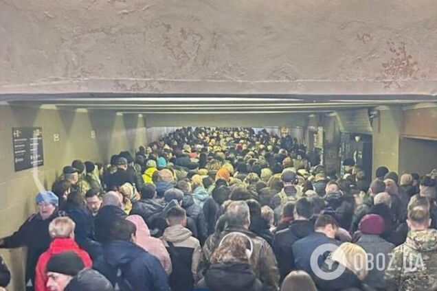 Очереди у станций и толпа на перронах: в Киеве из-за воздушной тревоги наблюдался коллапс в метро. Фото и видео