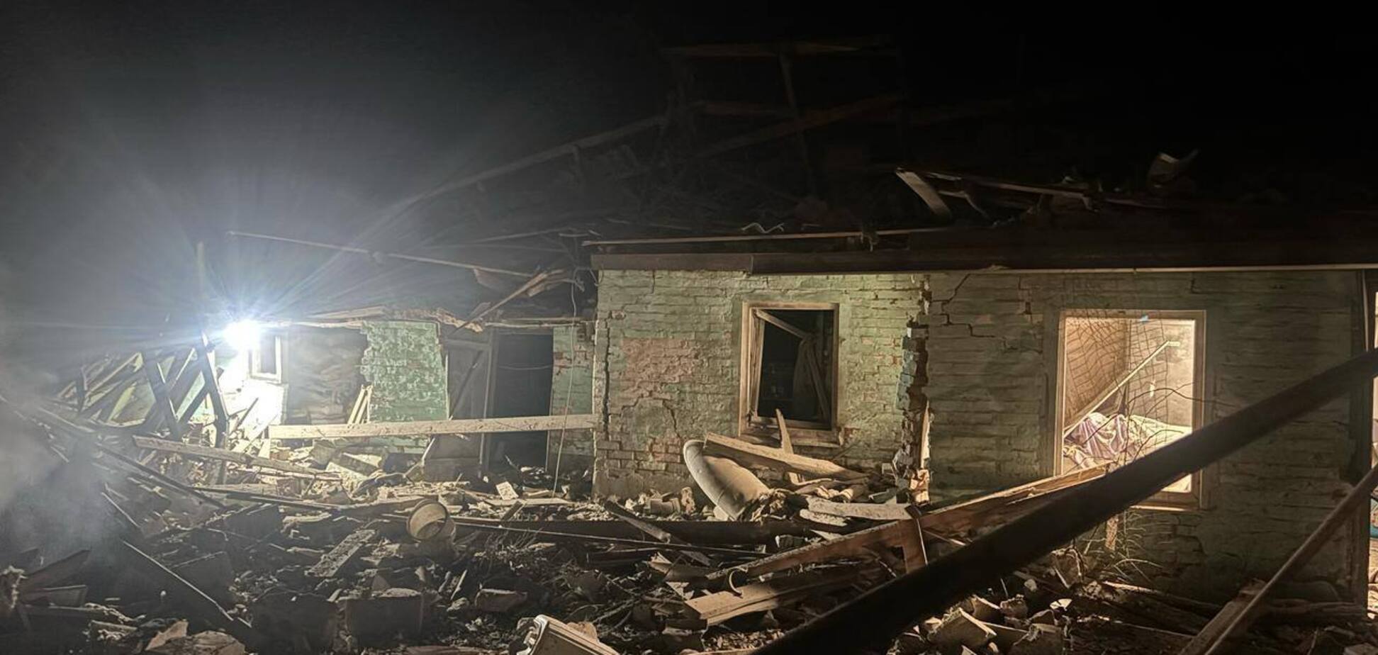 Оккупанты атаковали Полтавщину, обломки упали на жилой дом: среди пострадавших – ребенок. Фото и видео