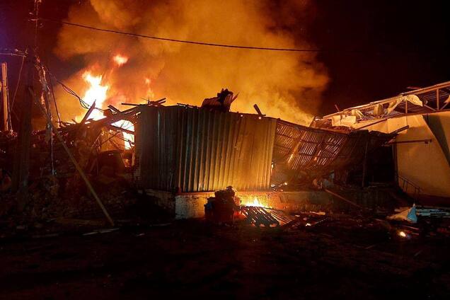 Окупанти завдали удару по підприємству у Богодухові на Харківщині: троє людей загинули, сім поранено. Фото та відео