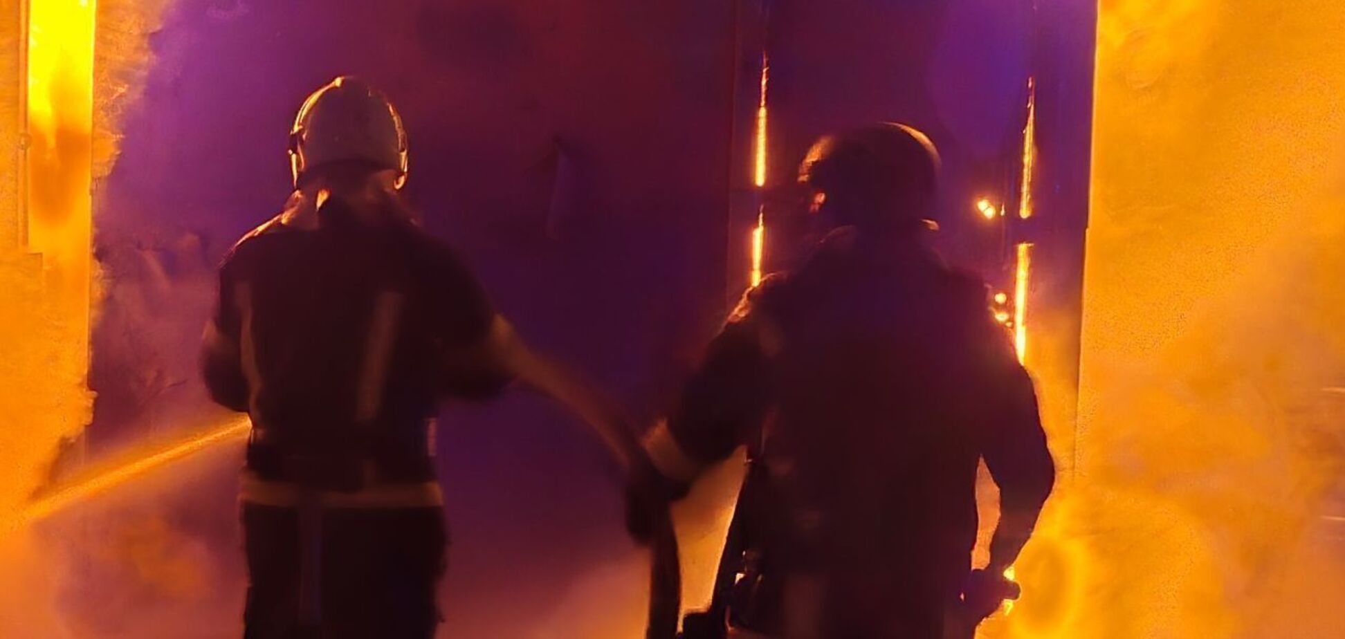 В Запорожье в результате вражеской атаки возник масштабный пожар на предприятии. Фото и видео