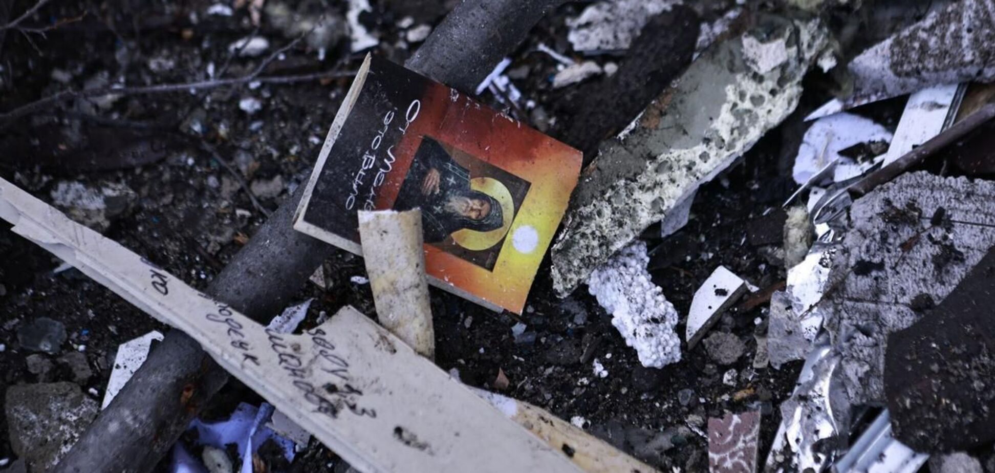 Разрушенные полностью дома и сгоревшие авто: появились новые фото с места удара РФ по Доброполью