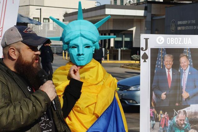 Принесли 'карты' для Трампа: в Киеве устроили митинг под посольством США и обратились к американцам. Фото и видео